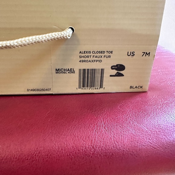 Michael Kors Alexis Closed Toe Short Faux Fur Slippers size 7 - Picture 4 of 4
